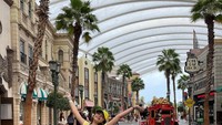 Andrea juga membagikan keseruannya bermain di Universal Studio Singapore