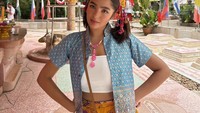 Saat liburan ke Thailand, Andrea berkunjung ke Wat Samphran Dragon Temple yang ikonik.