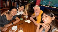 Pulang ke Indonesia menjadi momen terindah bagi Aurelie. Ia tak pernah lupa menyempatkan diri makan bersama keluarganya. Foto: Instagram/aurelie