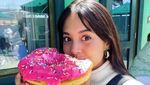 Petualangan Aurelie Moeremans Panen Kopi hingga Makan Ulat Sagu