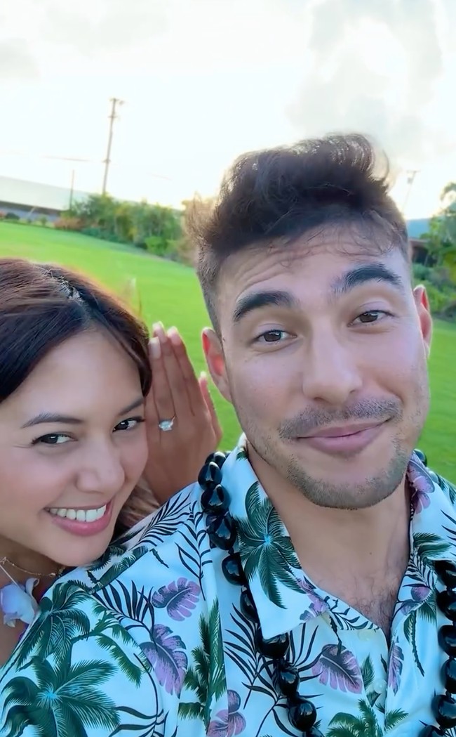 Pada September 2024 Aurelie dan Tyler mengumumkan jika keduanya sudah bertunangan. Unggahan tersebut pun langsung ramai dibanjiri ucapan selamat oleh para penggemarnya. Foto: Instagram/@aurelie/@drtylerbigenho