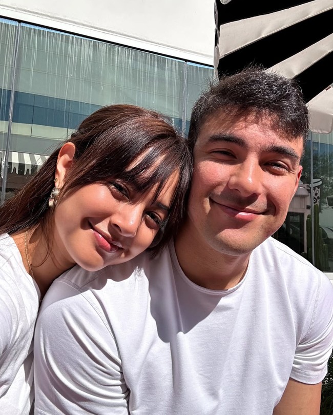 Suami Aurelie, Tyler, diketahui merupakan seorang ahli chiropractic. Namanya cukup terkenal karena banyak artis yang sudah menjadi kliennya. Foto: Instagram/@aurelie/@drtylerbigenho