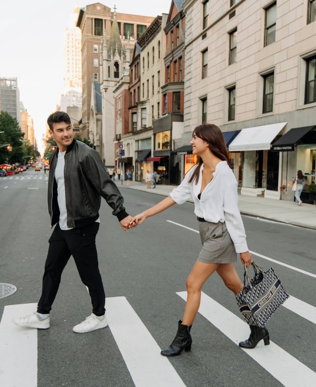 Dari video yang dibagikan terlihat jika Aurelie dan Tyler menikah di sebuah gereja yang terletak di Orange County, California, Amerika Serikat. Diketahui keduanya memang banyak menghabiskan waktu di Amerika agar dekat dengan keluarga Tyler. Foto: Instagram/@aurelie/@drtylerbigenho