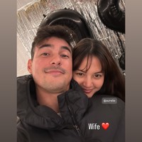 Dalam unggahan Instagram Story terbarunya Aurelie dan Tyler juga kembali memamerkan kebucinan mereka setelah resmi menjadi pasutri. Tyler menulis Wife (istri) pada unggahannya, sementara Aurelie membalasnya dengan menambahkan tulisan Husband (suami). Foto: Instagram/@aurelie/@drtylerbigenho