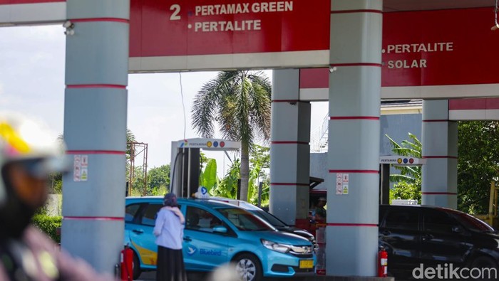 Awal 2025, Harga BBM Non Subsidi Naik Petugas melakukan pengisian bahan bakar minyak (BBM) di SPBU Pertamina kawasan Tangerang Selatan, Kamis (2/1/2025). Harga BBM jenis Pertamax, Pertamax Turbo, Dexlite dan Pertamina Dex mengalami kenaikan mulai 1 Januari 2025.
