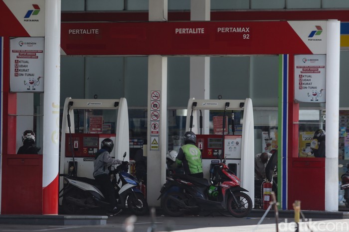 Petugas melakukan pengisian bahan bakar minyak (BBM) di SPBU Pertamina kawasan Tangerang Selatan, Kamis (2/1/2025). Harga BBM jenis Pertamax, Pertamax Turbo, Dexlite dan Pertamina Dex mengalami kenaikan mulai 1 Januari 2025.