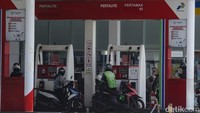 Harga Dexlite juga naik dari sebelumnya Rp 13.800 menjadi Rp 13.900. Adapun kenaikan harga berlaku untuk jenis Pertalite dan juga Solar.