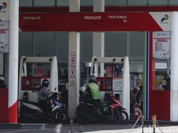 Petugas melakukan pengisian bahan bakar minyak (BBM) di SPBU Pertamina kawasan Tangerang Selatan, Kamis (2/1/2025). Harga BBM jenis Pertamax, Pertamax Turbo, Dexlite dan Pertamina Dex mengalami kenaikan mulai 1 Januari 2025.