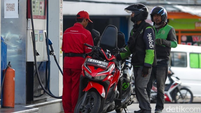 Awal 2025, Harga BBM Non Subsidi Naik Petugas melakukan pengisian bahan bakar minyak (BBM) di SPBU Pertamina kawasan Tangerang Selatan, Kamis (2/1/2025). Harga BBM jenis Pertamax, Pertamax Turbo, Dexlite dan Pertamina Dex mengalami kenaikan mulai 1 Januari 2025.