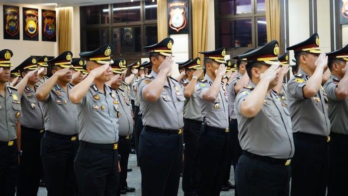 Beberapa personel mengikuti upacara kenaikan pangkat di Gedung Rupatama Mabes Polri, Jakarta, pada Rabu (1/1/2025).