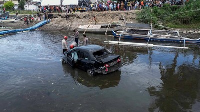 Begini Kondisi Mobil yang Terjun ke Sungai di Manado