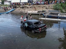 Begini Kondisi Mobil yang Terjun ke Sungai di Manado
