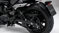 Keunikan lain yang ada di moge ini ada pada bagian sistem penggeraknya, di mana umumnya motor sport menggunakan penggerak rantai dan gear, maka di Leoncino 400 tersebut menggunakan sistem penggerak V-Belt seperti di motor-motor matic. Sistem V-Belt ini tentunya jauh lebih senyap dibandingkan rantai. Foto: Dok. Benelli