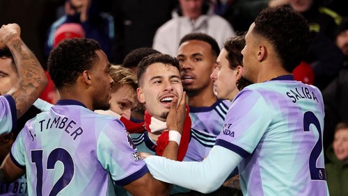 Soccer Football - Premier League - Brentford v Arsenal - GTech Community Stadium, London, Britain - January 1, 2025 Arsenals Gabriel Martinelli celebrates scoring their third goal with teammates REUTERS/David Klein EDITORIAL USE ONLY. NO USE WITH UNAUTHORIZED AUDIO, VIDEO, DATA, FIXTURE LISTS, CLUB/LEAGUE LOGOS OR LIVE SERVICES. ONLINE IN-MATCH USE LIMITED TO 120 IMAGES, NO VIDEO EMULATION. NO USE IN BETTING, GAMES OR SINGLE CLUB/LEAGUE/PLAYER PUBLICATIONS. PLEASE CONTACT YOUR ACCOUNT REPRESENTATIVE FOR FURTHER DETAILS..