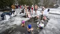 Berendam di air yang beku sudah menjadi tradisi tahun baru selama 40 tahun di Kanada. 