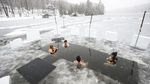 Brrr.. Warga Kanada Awali Tahun dengan Berendam di Danau Es