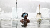 Warga berendam di perairan Danau Meech di Taman Gatineau di Chelsea, Que., Kanada, Rabu (1/1/2025). 