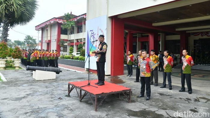 Bupati Fauzi memberi pengarahan saat apel di halaman Pemkab Sumenep.