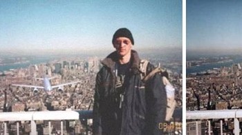 Kisah mengerikan 9/11 masih menjadi misteri bagi sebagian besar orang, berbagai teori konspirasi beredar di Internet tanpa ada yang memberikan jawaban yang sebenarnya. Jadi, tidak diragukan lagi bahwa ketika sebuah foto yang diambil sesaat sebelum tragedi itu terjadi diunggah secara daring, orang-orang dengan cepat mulai membagikannya. Untungnya, pria dalam foto itu tidak menyaksikan tragedi itu terjadi. Mungkin itu satu-satunya hal baik yang dapat dikatakan tentang peristiwa mengerikan ini. Foto: Boredpanda
