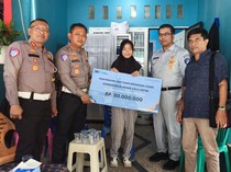Polisi-Jasa Raharja Beri Santunan ke Anak Korban Tewas Kecelakaan di Pekanbaru