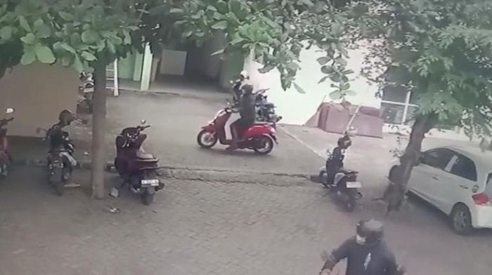 Rekaman dua maling curi motor di Puskesmas Pajarakan Probolinggo