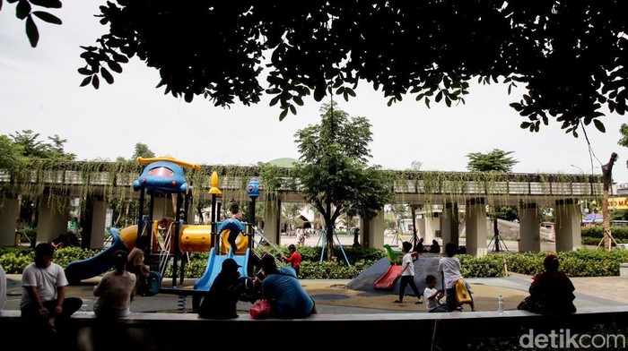 Anak-anak bermain di playground Alun-alun Pamulang, Tangsel,Kamis (2/1/2025). Kehadiran Alun-alun Pamulang yang diresmikan pada Maret tahun 2023 ini, tak hanya menarik minat warga lokal Pamulang saja tetapi juga masyarakat luar Tangsel.