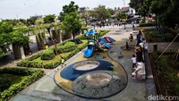 Anak-anak bermain di playground Alun-alun Pamulang, Tangsel, Kamis (2/1/2025). Kehadiran Alun-alun Pamulang yang diresmikan pada Maret tahun 2023 ini, tak hanya menarik minat warga lokal Pamulang saja tetapi juga masyarakat luar Tangsel.