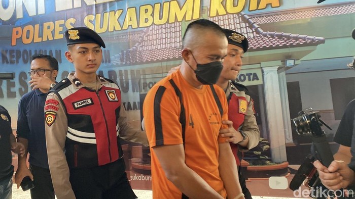 Eks Kades Citamiang saat dibawa petugas polisi