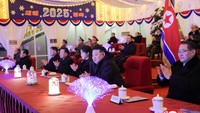 KRT menayangkan rekaman Kim dan Ju Ae yang menonton pertunjukan bersama pejabat senior.