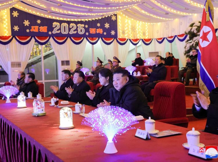 Gaya Kim Jong Un Bersama Putrinya Hadiri Perayaan Tahun Baru di Pyongyang