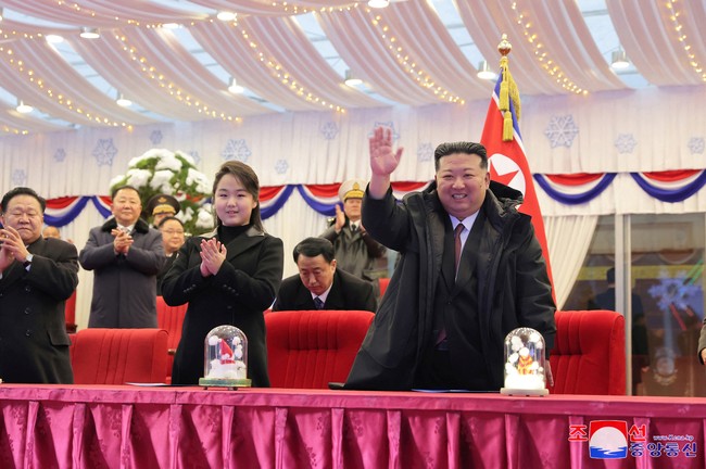 Tapi berdasarkan peraturan terbaru, siapa pun yang meniru gaya rambut ayam jantan khas Kim Ju Ae akan langsung menghadapi hukuman. Warga Korea Utara yang melanggar akan langsung dipotong rambutnya dan menjalani enam bulan kerja paksa.Foto: KCNA via Reuters