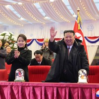 Tapi berdasarkan peraturan terbaru, siapa pun yang meniru gaya rambut ayam jantan khas Kim Ju Ae akan langsung menghadapi hukuman. Warga Korea Utara yang melanggar akan langsung dipotong rambutnya dan menjalani enam bulan kerja paksa.Foto: KCNA via Reuters