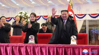 Kim dan Ju Ae melambaikan tangan kepada tamu undangan.