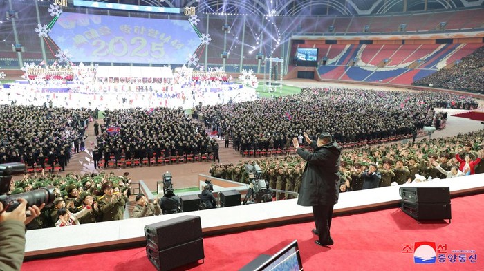 Gaya Kim Jong Un Bersama Putrinya Hadiri Perayaan Tahun Baru di Pyongyang North Korean leader Kim Jong Un and his daughter Kim Ju Ae attend an event to celebrate the New Year, in Pyongyang, North Korea in this picture released by North Korea's official Korean Central News Agency on January 1, 2025. KCNA via REUTERS ATTENTION EDITORS - THIS IMAGE WAS PROVIDED BY A THIRD PARTY. REUTERS IS UNABLE TO INDEPENDENTLY VERIFY THIS IMAGE. NO THIRD PARTY SALES. SOUTH KOREA OUT. NO COMMERCIAL OR EDITORIAL SALES IN SOUTH KOREA.