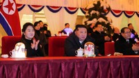Adik Kim, Kim Yo Jong dan Duta Besar Rusia untuk Pyongyang Alexander Matsegora juga terlihat dalam video tersebut.