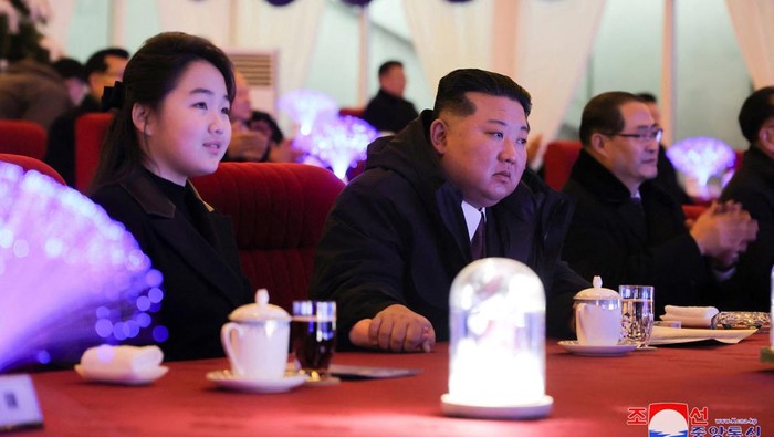 Gaya Kim Jong Un Bersama Putrinya Hadiri Perayaan Tahun Baru di Pyongyang North Korean leader Kim Jong Un and his daughter Kim Ju Ae attend an event to celebrate the New Year, in Pyongyang, North Korea in this picture released by North Korea's official Korean Central News Agency on January 1, 2025. KCNA via REUTERS ATTENTION EDITORS - THIS IMAGE WAS PROVIDED BY A THIRD PARTY. REUTERS IS UNABLE TO INDEPENDENTLY VERIFY THIS IMAGE. NO THIRD PARTY SALES. SOUTH KOREA OUT. NO COMMERCIAL OR EDITORIAL SALES IN SOUTH KOREA.
