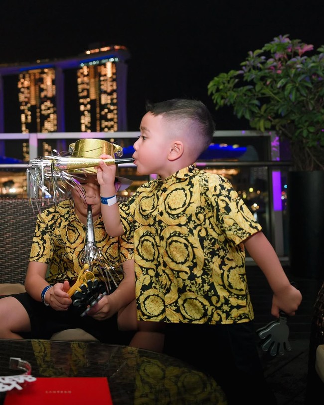 Dalam perayaan tersebut, Rafathar dan Cipung bergaya kompak. Bak anak kembar, keduanya memakai kemeja sama dan bawahan berwarna hitam. (Foto: Instagram/@raffinagita1717)