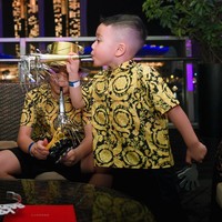 Dalam perayaan tersebut, Rafathar dan Cipung bergaya kompak. Bak anak kembar, keduanya memakai kemeja sama dan bawahan berwarna hitam. (Foto: Instagram/@raffinagita1717)