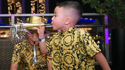 Gaya Rafathar dan Cipung Tahun Baruan di Singapura, Pakai Kemeja Rp 15 Juta