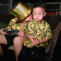 Kemeja yang dipakai keduanya merupakan salah satu dari koleksi pakaian anak dari rumah mode Italia Versace. Atasan tersebut hadir dalam motif barocco, estetika klasik rancangan mendiang desainer Gianni Versace.  (Foto: Instagram/@raffinagita1717)
