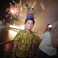 Raffi dan Nagita sempat membagikan momen kebersamaan mereka melalui unggahan di media sosial. Dalam foto-foto yang diunggah, keluarga ini terlihat menikmati suasana malam Singapura yang gemerlap, dengan latar belakang ikon Marina Bay Sands dan pertunjukan kembang api spektakuler. (Foto: Instagram/@raffinagita1717)