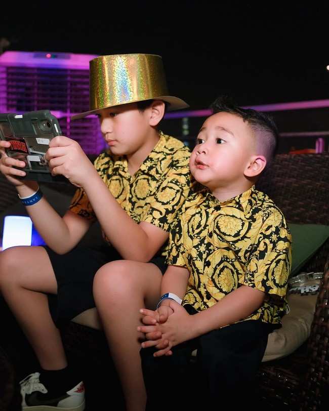 “Selamat Tahun Baru 2025 untuk semuanya .... Semoga setiap langkah kita di tahun ini dipenuhi dengan kebahagiaan yang semakin membawa keberkahaan ,kebermaknaan yang menjadikan ketenangan dalam hati, dan kedamaian dalam setiap keputusan,” tulis Raffi dan Nagita di unggahan tersebut. (Foto: Instagram/@raffinagita1717)