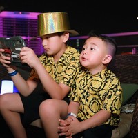 “Selamat Tahun Baru 2025 untuk semuanya .... Semoga setiap langkah kita di tahun ini dipenuhi dengan kebahagiaan yang semakin membawa keberkahaan ,kebermaknaan yang menjadikan ketenangan dalam hati, dan kedamaian dalam setiap keputusan,” tulis Raffi dan Nagita di unggahan tersebut. (Foto: Instagram/@raffinagita1717)