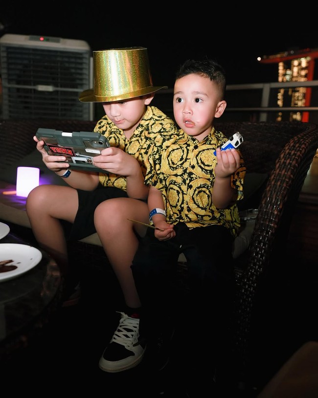 Nuansa emasnya semakin mempertegas aura kemewahan. Di situs Bambini Fashion, kemeja eksklusif tersebut diketahui dibanderol dengan harga sekitar US$ 964 atau setara dengan lebih dari Rp 15 juta per potong. (Foto: Instagram/@raffinagita1717)