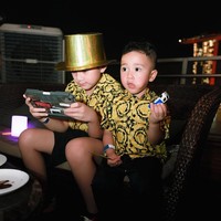 Nuansa emasnya semakin mempertegas aura kemewahan. Di situs Bambini Fashion, kemeja eksklusif tersebut diketahui dibanderol dengan harga sekitar US$ 964 atau setara dengan lebih dari Rp 15 juta per potong. (Foto: Instagram/@raffinagita1717)