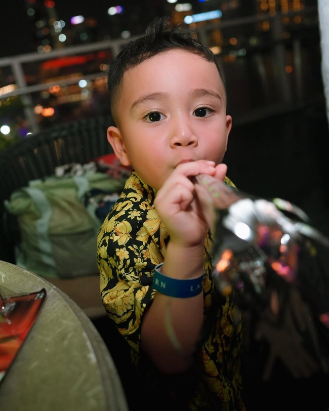 Gaya hidup Raffi dan Nagita yang penuh kemewahan ini selalu menjadi sorotan, terutama ketika mereka melibatkan anak-anak mereka dalam berbagai kesempatan. (Foto: Instagram/@raffinagita1717)