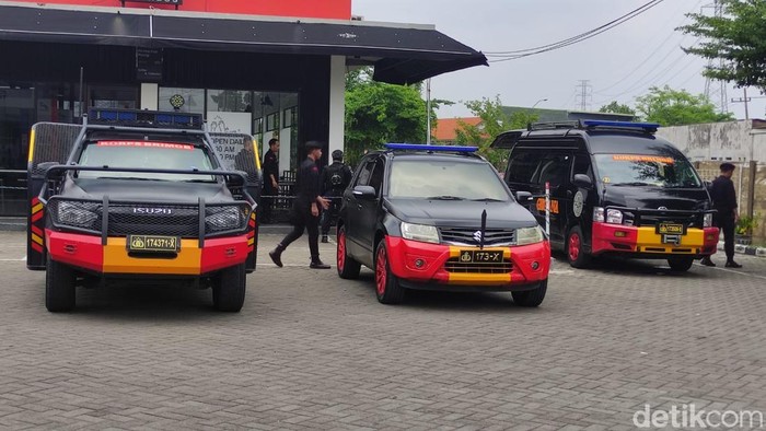 Gegana diterjunkan evakuasi koper tak bertuan di SPBU Sidoarjo