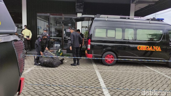 Gegana evakuasi koper tak bertuan di Sidoarjo