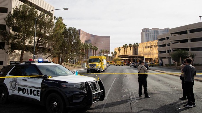 The remains of a Tesla Cybertruck that burned at the entrance of Trump Tower, stand in Las Vegas, Nevada, U.S. January 1, 2025.  REUTERS/Ronda Churchill