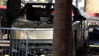 Truk tersebut akhirnya hangus terbakar. (REUTERS/Ronda Churchill)